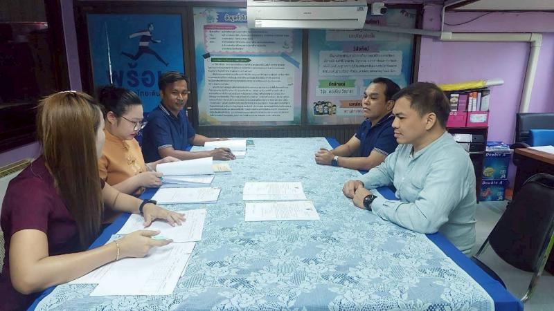 4. ประเมินผลการปฏิบัติงานบุคคลภายนอก ตำแหน่งบรรณารักษ์ และครูผู้สอนคนพิการ ณห้องประชุมศูนย์ส่งเสริมการเรียนรู้ระดับอำเภอบึงนาราง